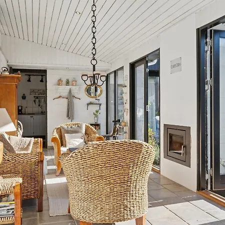 With Pool Terraces Near Feriehus *