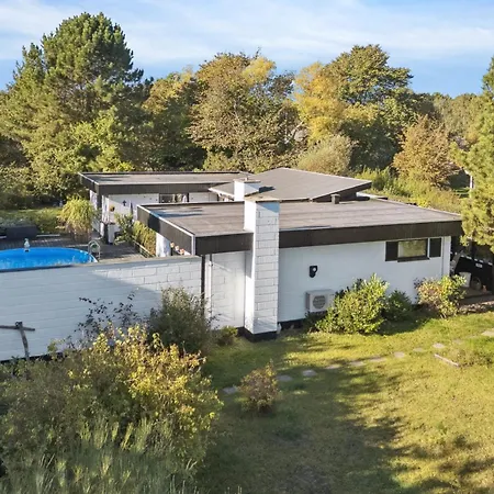 With Pool Terraces Near Feriehus *